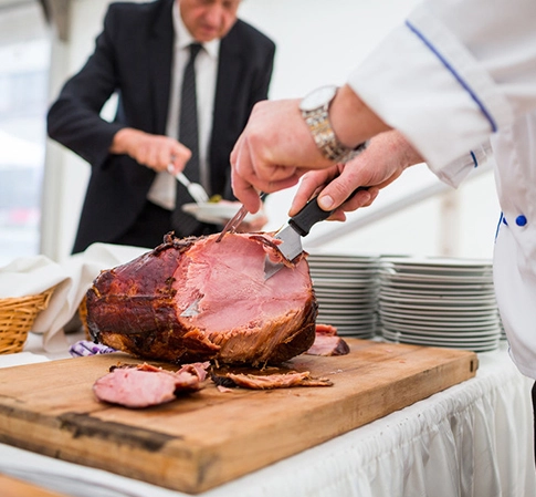 Utensílios de mesa compostáveis em catering