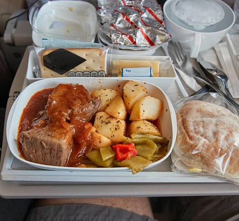 Utensílios de mesa compostáveis usados no jantar de companhias aéreas