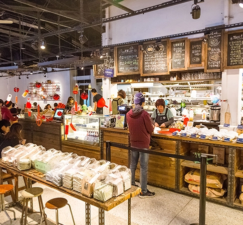 Utensílios de mesa compostáveis usados no supermercado