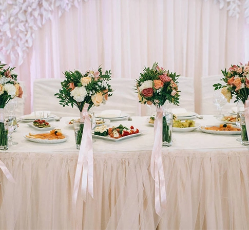 Utensílios de mesa compostáveis usados no casamento