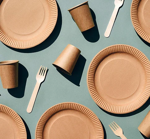 Utensílios de mesa compostáveis usados no restaurante