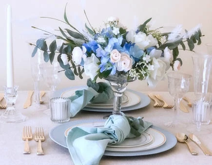 O encantamento de uma paisagem de mesa de casamento 'algo azul' com configurações fineline O encantamento de uma paisagem de mesa de casamento 'algo azul' com configurações fineline