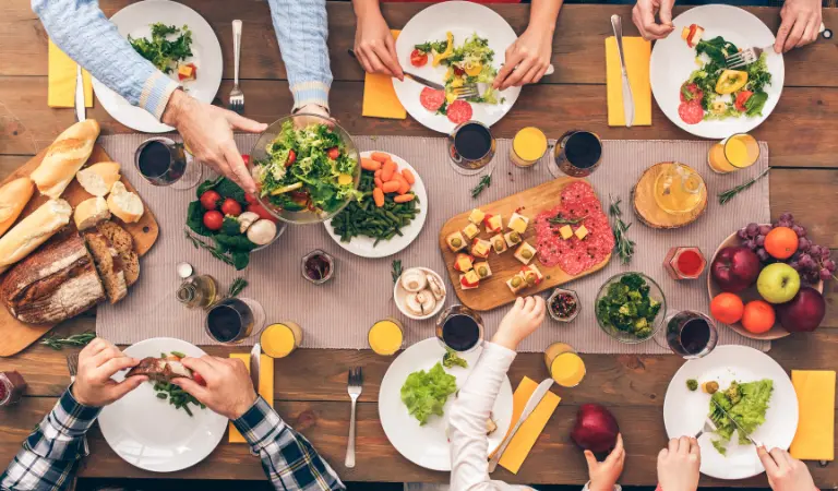 A arte do jantar em estilo familiar: elevando a experiência com utensílios de mesa ecológicos de cana-de-açúcar A arte do jantar em estilo familiar: elevando a experiência com utensílios de mesa ecológicos de cana-de-açúcar